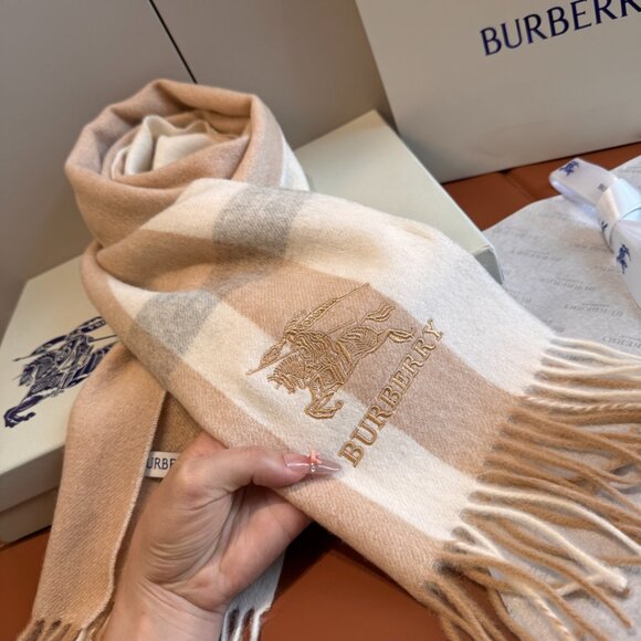 Burberry Women's Scarf - Picture 1 of 6